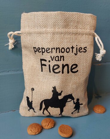 Pepernootzakje met naam Sint op paard met pietjes